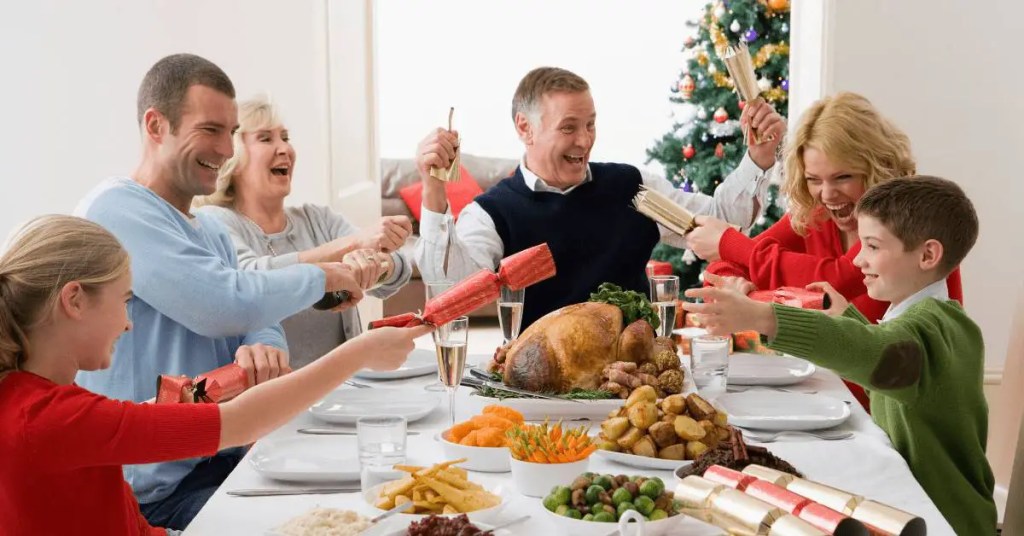 History-of-Christmas-Crackers-Table-Family-Pulling-Crackers