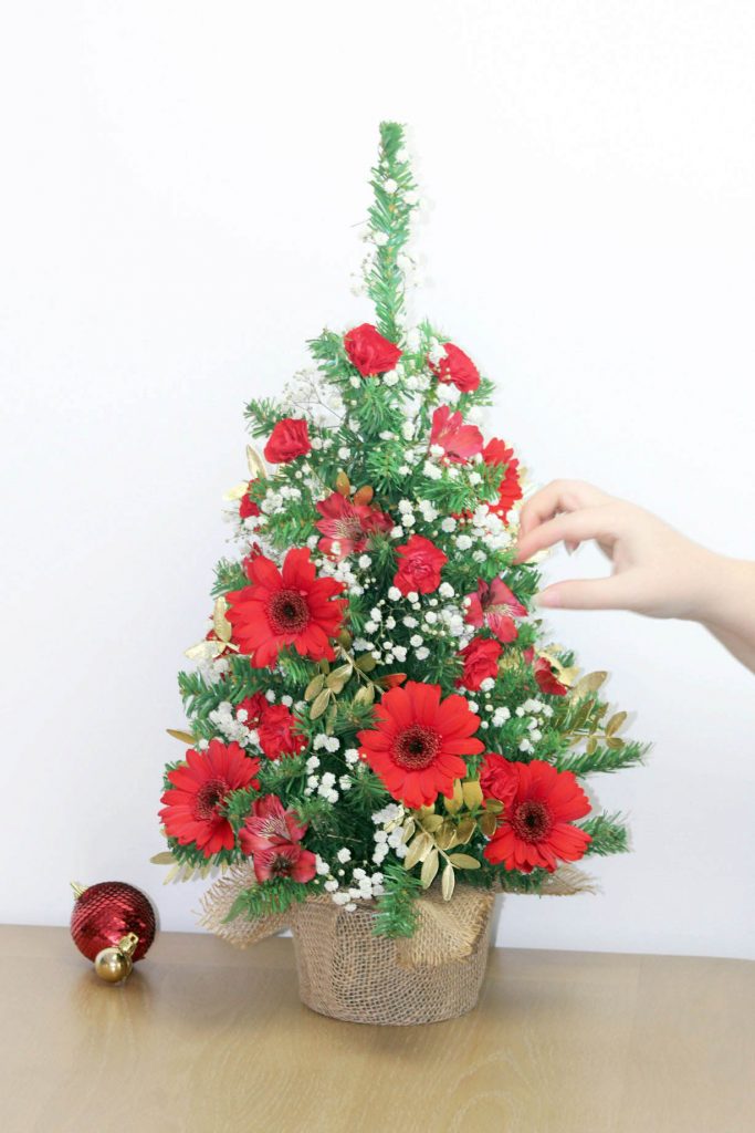 Flower Christmas tree on tabel