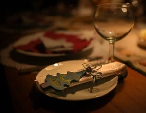 pic of a name card and napkin for a christmas table